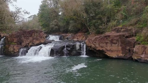 Cascades d'un parc provincial se jetant dans une rivière à Misiones, en Argentine