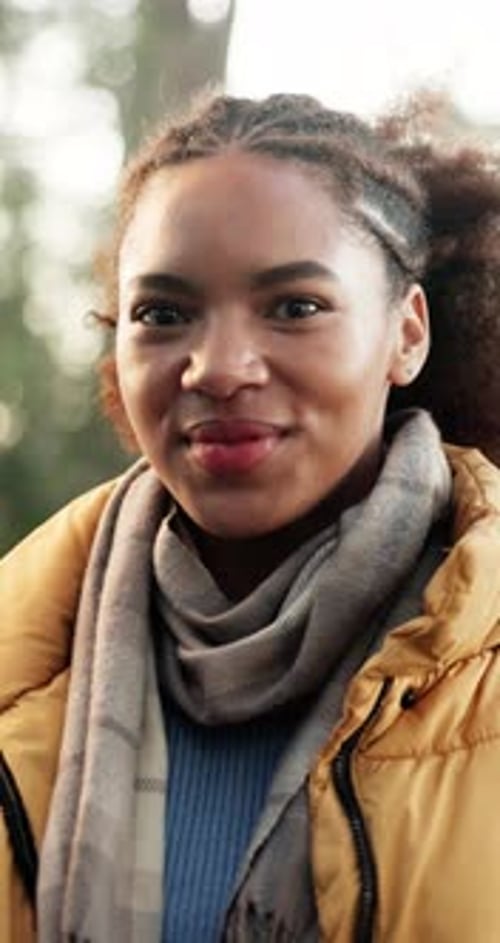 Visage, randonnée et sourire avec une femme noire dans la nature pour une aventure en plein air ou un passe-temps en pleine nature