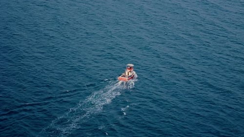 Un petit bateau en mer 4K
