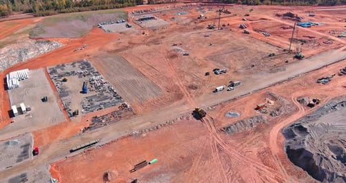 Die Baumaschinen, die für den Bau eines Wohnkomplexes verwendet werden, sind ziemlich groß und