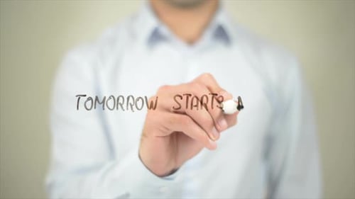 Morgen beginnt jetzt, Mann schreibt auf transparentem Bildschirm