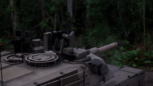 Panzer in dichter Dschungelumgebung mit Merkmalen militärischer Fahrzeuge