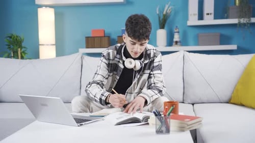 Fleißiger Student. Er studiert gerne.