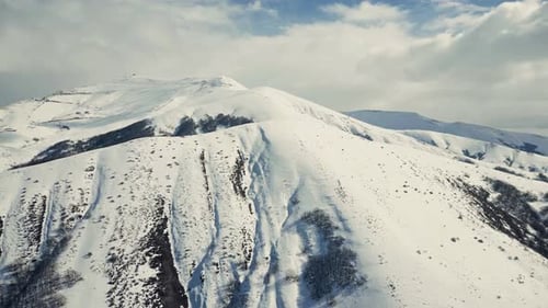 schneebedeckte Berge im Winter