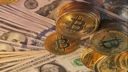 Bitcoin BTC Bit coin, monnaie virtuelle avec fan de dollars, billets de banque américains, gros plan macro, rotation lente