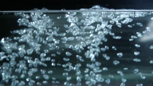 Kochendes Wasser auf schwarzem Hintergrund. Kochendes Wasser. Nahaufnahme