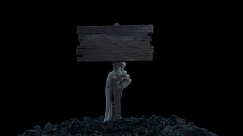 Unheimliches leeres Holzschild in der Hand, das aus dunklem Boden auftaucht