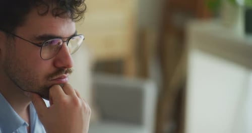 Nachdenklicher Mann mit Brille denkt nach Inspiration