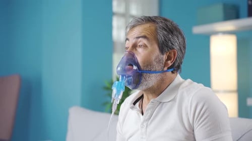Un homme essoufflé porte un respirateur.