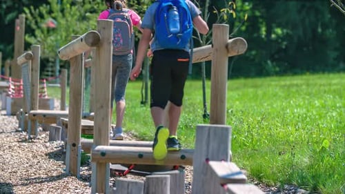 Niños corriendo en una pista de obstáculos en el parque. Acción a cámara lenta. día soleado de verano. Slovenj Gradec,