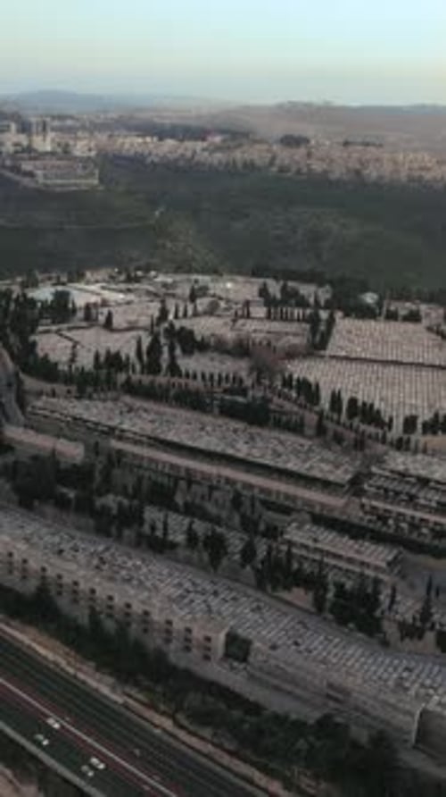 L'entrée de Jérusalem, en Israël et le cimetière de Har HaMenuchot. Il existe de nombreux échangeurs