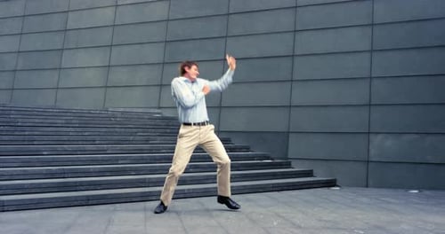 Funcionário de baile de festa, dança urbana e quadrinhos em escadas urbanas feliz com o sucesso do trabalhador