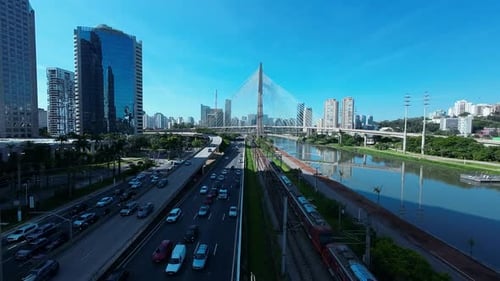 Famosa ponte de cabos no centro de São Paulo, Brasil.