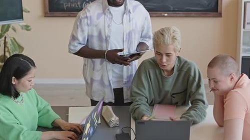 College Students Learning Programming Together during Study Day