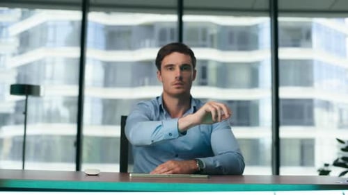 Seriöser Analyst arbeitet mit unsichtbarem Bildschirm in modernem futuristischem Büro in einem Wolkenkratzer