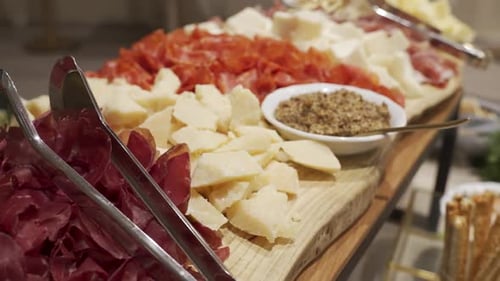 Gros plan d'un grand plateau de charcuterie rempli de viande et de fromage.