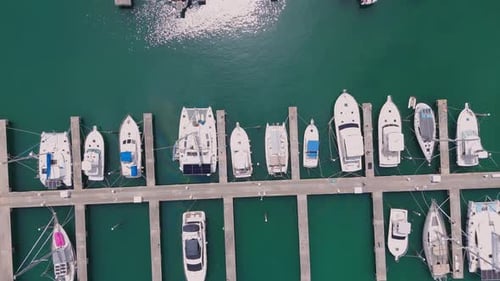 Captura aérea desde arriba del estacionamiento de yates y barcos en el puerto deportivo durante un día soleado en Puerto Plata, Dominíc