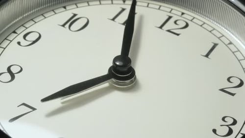 El despertador sobre fondo negro, al estilo del vídeo time-lapse.