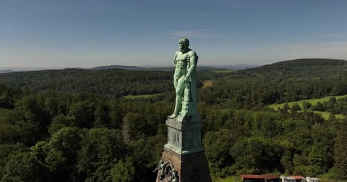 Nahaufnahme des Herkules in Kassel im Sommer | Close-up of Hercules Monument in Kassel in Summer
