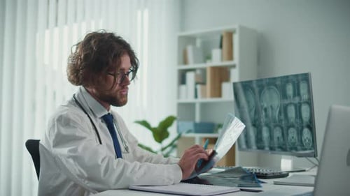 Der Arzt überprüft Röntgenbilder und CT-Scans zur Analyse digitaler medizinischer Daten