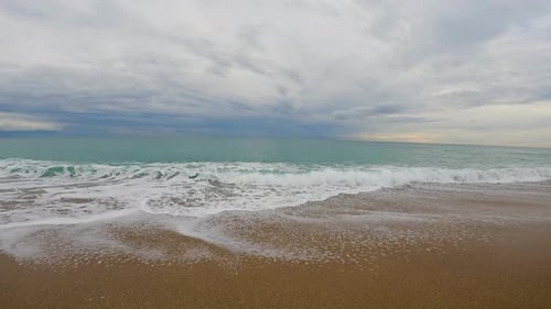 Plage de sable grossier, vague de mer Ralenti à 120 images par seconde, 4K, jour nuageux, eau turquoise, vagues de mer uniques B