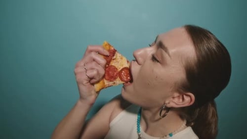 Chica comiendo pizza de pepperoni