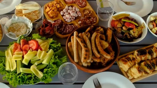 Barbecue, viande et légumes, plats de table et bière Friends Selective Focus