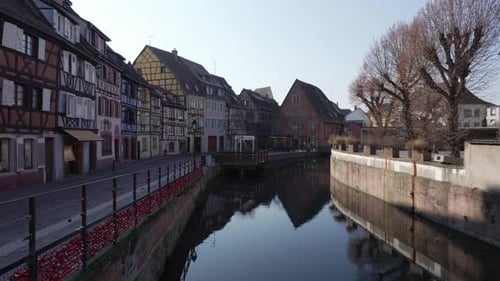 Amplia vista del río La Lauch que atraviesa la ciudad medieval de Colmar con una casa de entramado de madera