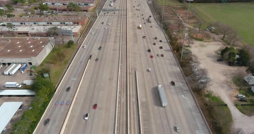 Vue aérienne de la circulation autoroutière à plusieurs voies traversant la ville