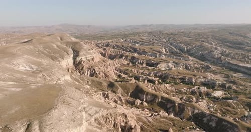 Un Drone capture des formations rocheuses spectaculaires en Cappadoce, en Turquie