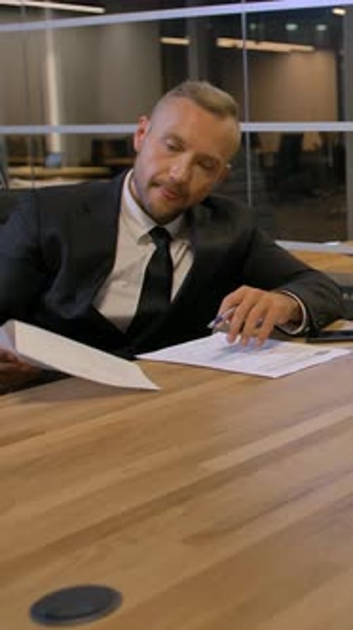 Vertical d'une discussion sérieuse et de la signature de documents importants dans la salle de conférence