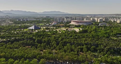 Antalya, Turquie, Aerial v8, établissant un survol par Drone d'un parc urbain, capturant le paysage urbain du centre-ville