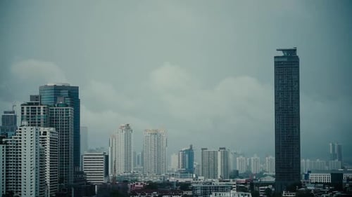 Une tempête se forme au-dessus des toits de la ville. Magnifique timelapse des changements climatiques sur la ville
.