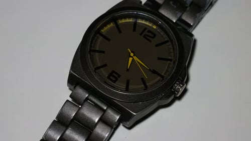 Le mouvement des aiguilles jaunes d'une montre-bracelet. Le mouvement des aiguilles d'une montre-bracelet à quartz.