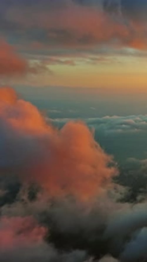 Voler dans les nuages lumineux du coucher du soleil