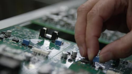 Fabricación de productos electrónicos: macrocierre de una fábrica de placas de circuitos electrónicos