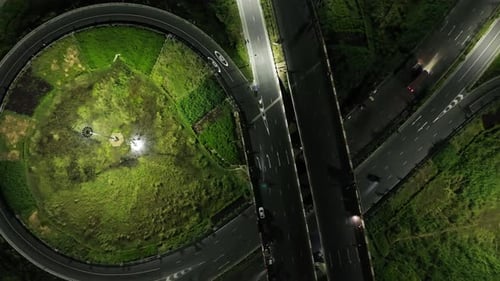 Vista aérea de um veículo dirigindo em uma rodovia no centro de Dhaka, Bangladesh.