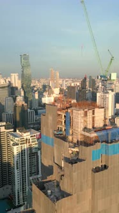 Grúa en el sitio de construcción de un rascacielos en el centro de Bangkok
