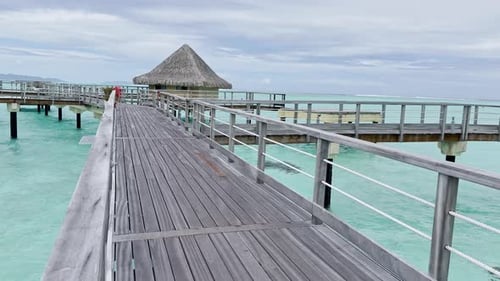 Complejo vacacional de verano en Bora Bora en la Polinesia Francesa con una laguna poco profunda de color turquesa y aguamarina
