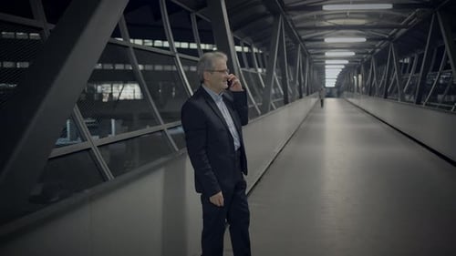 Positive Emotionen eines älteren CEO-Chefs, der nachts ein Telefongespräch führt