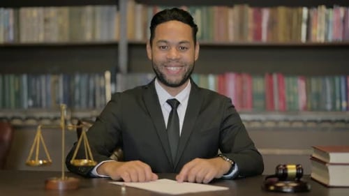 Retrato de un joven abogado seguro de sí mismo sonriendo en la sala del tribunal