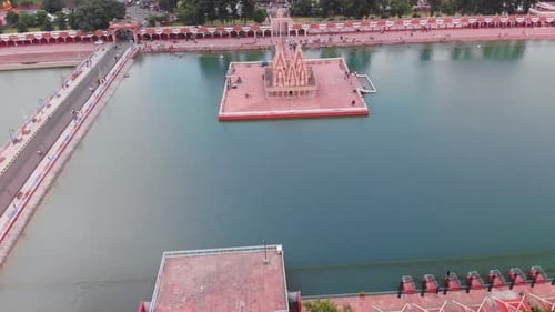 Temple hindou dans l'étang sacré de Kurukshetra, Haryana