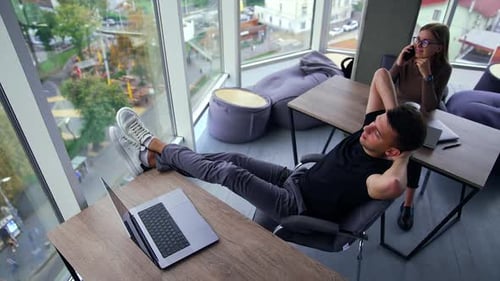 Personnes travaillant au bureau en pause.