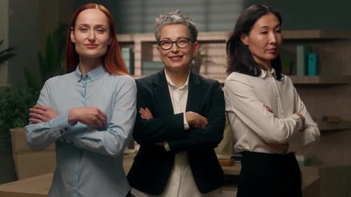 Tres compañeras asiáticas caucásicas de oficina de negocios de mujeres multiétnicas seguras mirando a la cámara