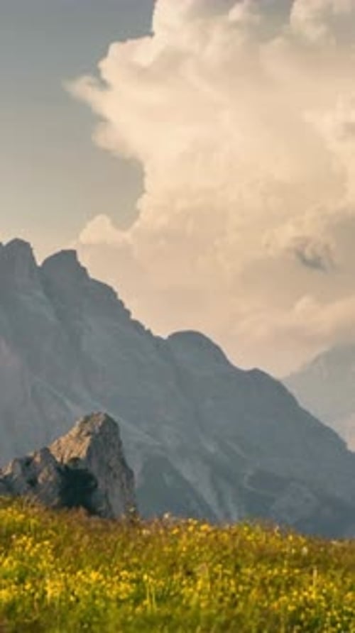Vertikaler Blick auf Berge, Hügel und Natur in den Dolomiten, Italien