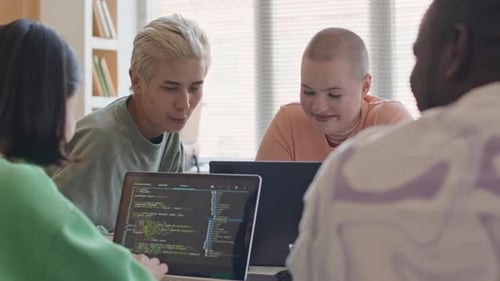 College-Studenten diskutieren über ein Gruppenprojekt im Informatikunterricht