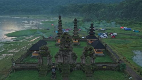 Vista aérea del templo pura ulun danu tamblingan en bali