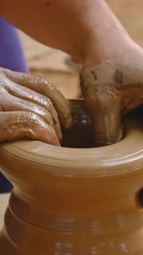 Les mains de potier façonnent l'argile sur un tour de potier, pot à lancer, artisanat, bol, cruche, Rajasthan, Inde