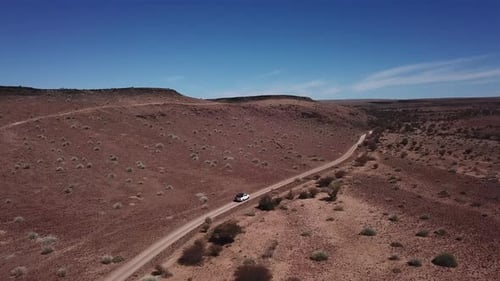 Conducción de automóviles en un camino de ripio en un desierto aéreo