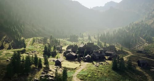 À la découverte d'un village tranquille niché dans une vallée luxuriante pendant l'heure dorée